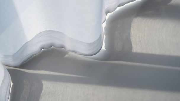 Witte luchtige gordijn wuivende door Wind Blow. - Foto, afbeelding