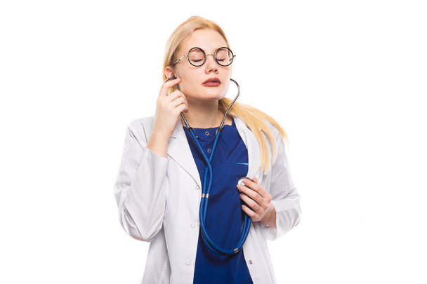 giovane medico donna con stetoscopio isolato su sfondo bianco  - Foto, immagini