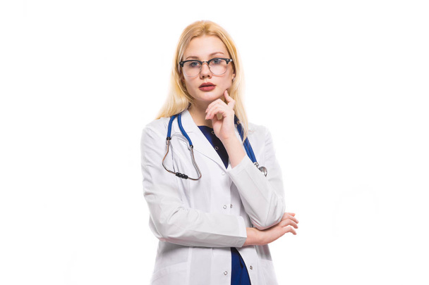 Молодая уверенная в себе женщина-врач смотрит в камеру на белом фоне
  - Фото, изображение