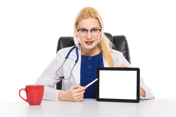 Giovane medico femminile con tablet digitale con schermo bianco
  - Foto, immagini