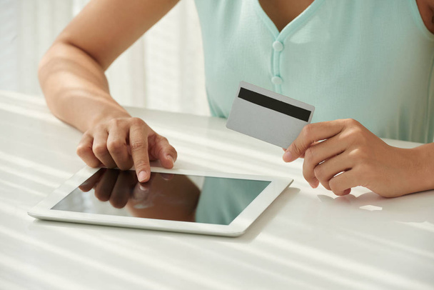 Kobieta za pomocą cyfrowego tabletu podczas zakupów w domu - Zdjęcie, obraz