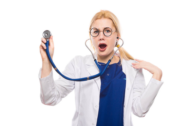 Возбужденная молодая женщина-врач со стетоскопом изолированы на белом фоне
  - Фото, изображение