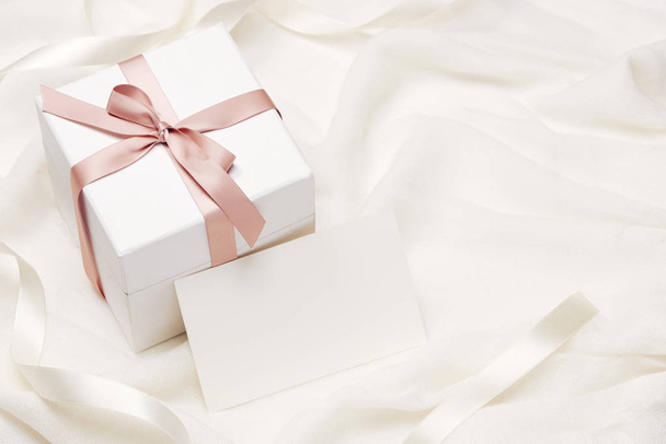 Mothers day gift box. White present with red roses on holiday - Fotografie, Obrázek