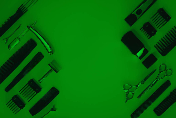 Yeşil izole çeşitli Kuaför araçları düzenlemenin Üstten Görünüm - Fotoğraf, Görsel