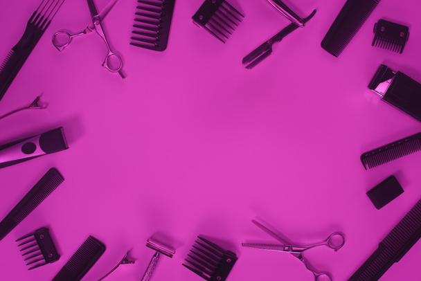 вид зверху композиції різні інструменти Барбер, ізольовані на фіолетовий - Фото, зображення