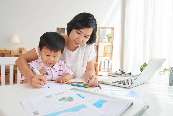 Asian mother and son drawing at workplace - Fotoğraf, Görsel
