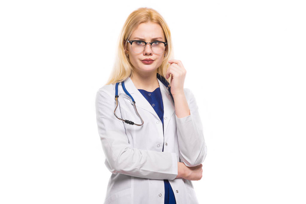 Молодая уверенная в себе женщина-врач смотрит в камеру на белом фоне
  - Фото, изображение