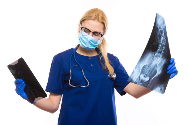 junge Chirurgin mit Röntgenbild und digitalem Tablet  - Foto, Bild