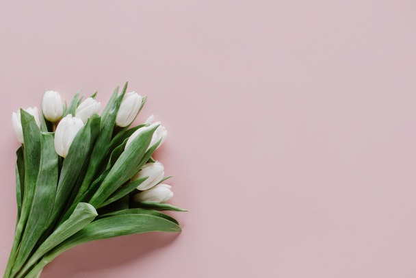 вид сверху на букет белых цветов тюльпана на розовом
    - Фото, изображение