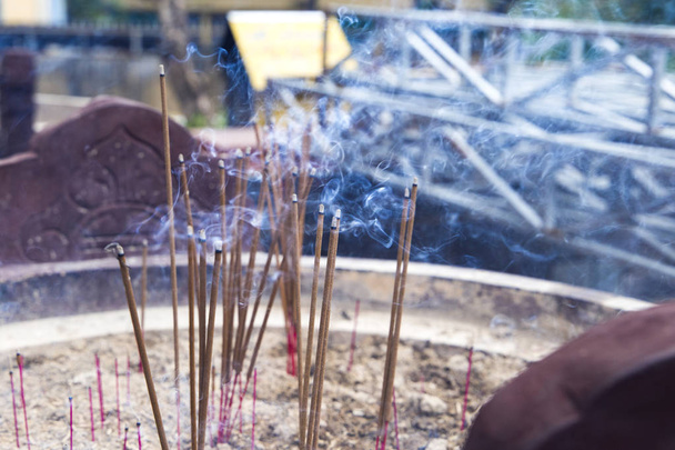 палаючі палички ладану в спеціальній прикрашеній мисці
  - Фото, зображення