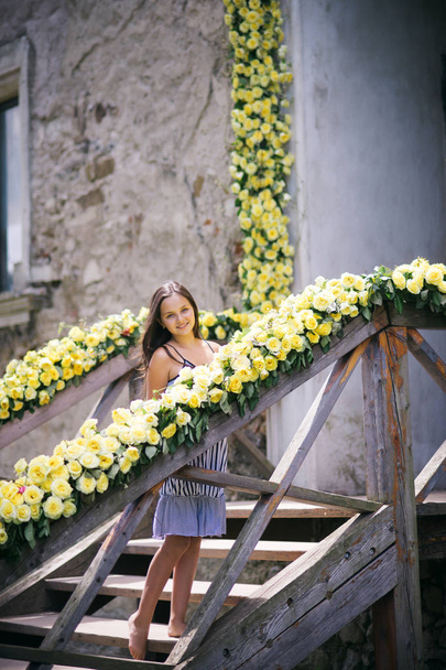 Girl smile with yellow roses, beauty - Foto, imagen