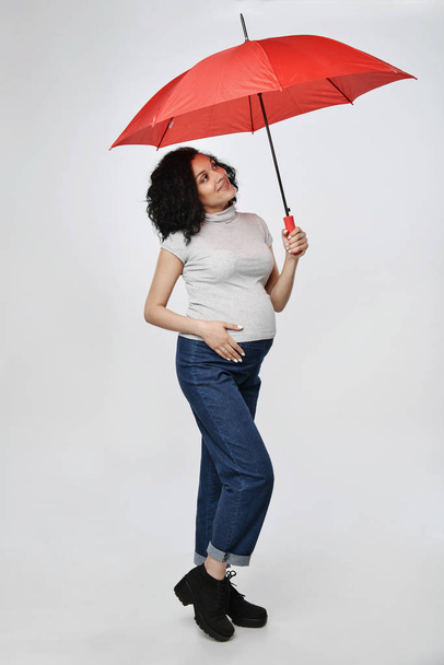 Pregnant woman standing in full length - Valokuva, kuva