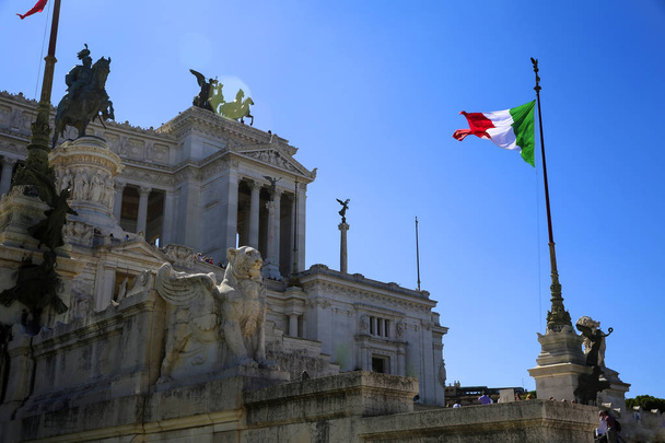 Veduta della bandiera nazionale italiana davanti all'Altare della Patria, la scultura equestre di Vittorio Emanuele
 - Foto, immagini