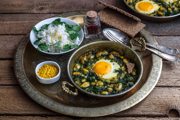 卵、豆とディルで作られたイランの朝食 - 写真・画像