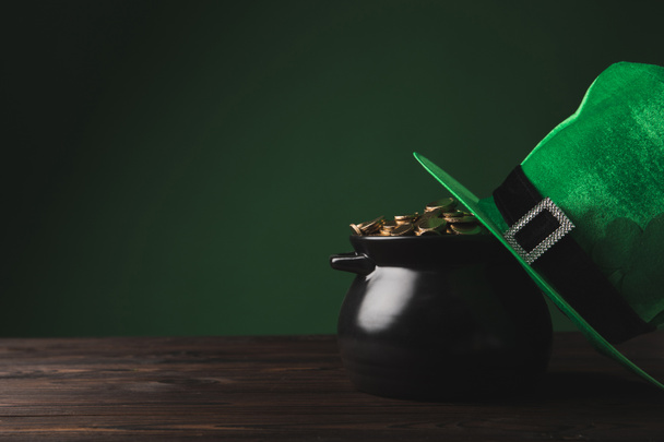 pot of golden coins and green hat on table, st patricks day concept - Fotoğraf, Görsel
