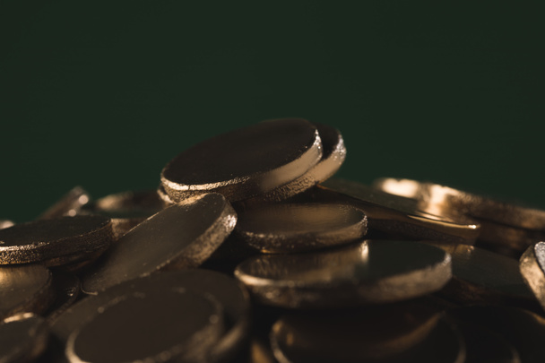 close up de moedas de ouro em verde, st patricks conceito dia
 - Foto, Imagem