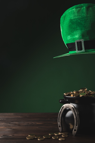 garnek z złote monety, podkowy i zielony kapelusz, st patricks day koncepcja - Zdjęcie, obraz