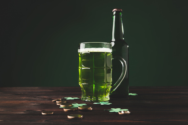ποτήρι μπύρας πράσινα με το τριφύλλι και χρυσά κέρματα στο τραπέζι, st patricks ημέρα έννοια - Φωτογραφία, εικόνα