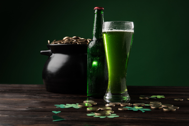 горщик з монетами та зеленим пивом на столі, концепція святкового дня
 - Фото, зображення