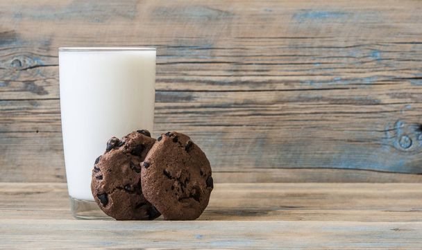 Вкусное шоколадное печенье со стаканом молока
 - Фото, изображение
