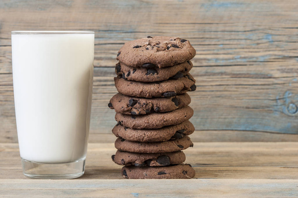Sabrosas galletas de chocolate con vaso de leche
 - Foto, imagen