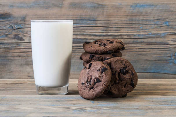 Biscoitos de chocolate saborosos com copo de leite
 - Foto, Imagem