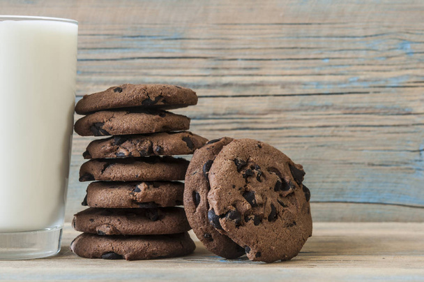 Biscuits au chocolat savoureux avec verre de lait
 - Photo, image