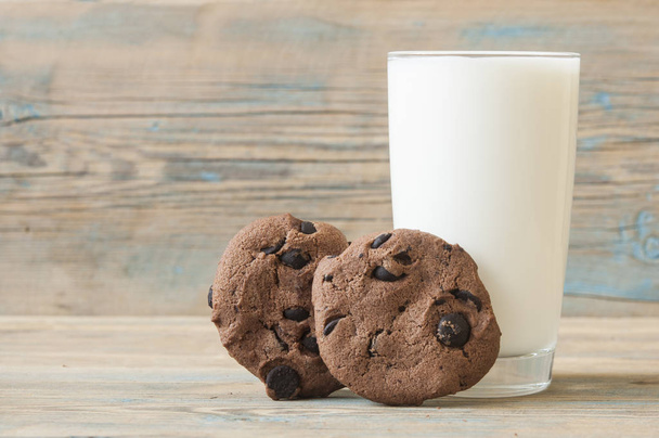 Tasty chocolate cookies with glass of milk - Foto, imagen