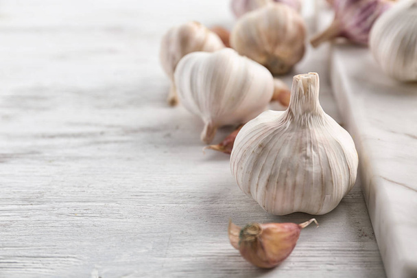 Fresh garlic on wooden table - Фото, изображение