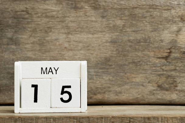 Witte blok kalender huidige mei datum 15 en maand op houten achtergrond - Foto, afbeelding