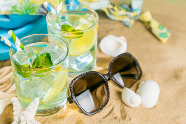 Bebida de verano en playa de arena
 - Foto, imagen