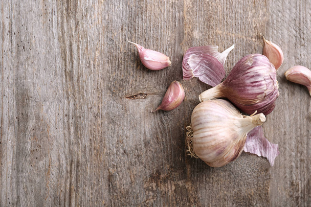 Fresh garlic on wooden background - Valokuva, kuva