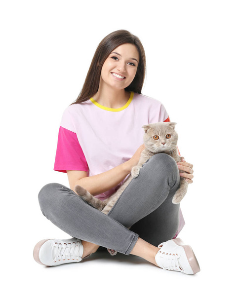 Mujer joven con lindo gato mascota sobre fondo blanco
 - Foto, imagen