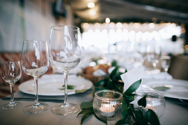 Tisch für Hochzeitsessen dekoriert  - Foto, Bild