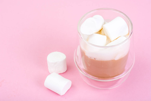 White marshmallow on pink background - Zdjęcie, obraz
