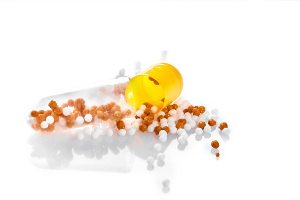 Capsula, pillole e vitamine su sfondo bianco
 - Foto, immagini