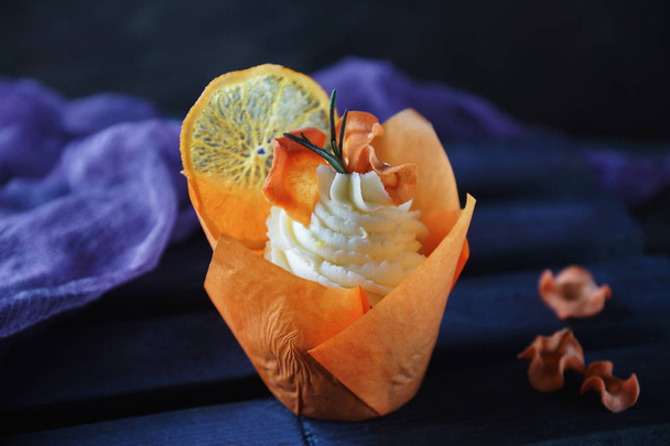 Easter carrot cupcakes with vanilla cream and caramel oranges - Fotoğraf, Görsel