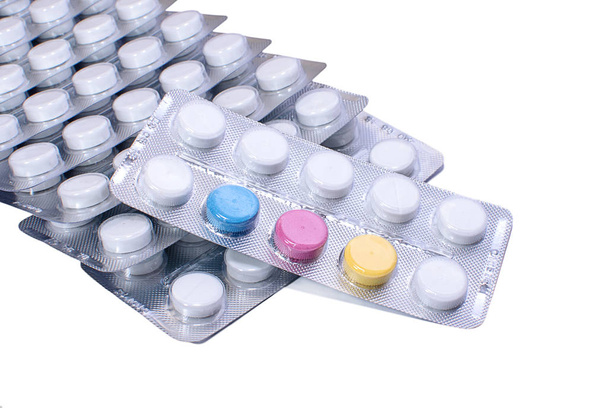 Molte pillole bianche e alcune colorate in blister
 - Foto, immagini