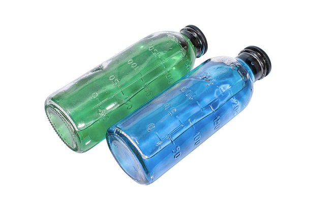 medizinisches Konzept: Flaschen mit grünem und blauem Impfstoff - Foto, Bild
