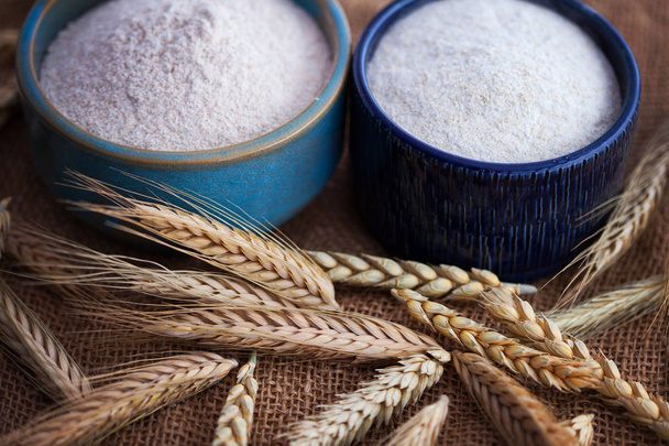 modré misky mouky pšenice ušima na pozadí pytlovina  - Fotografie, Obrázek