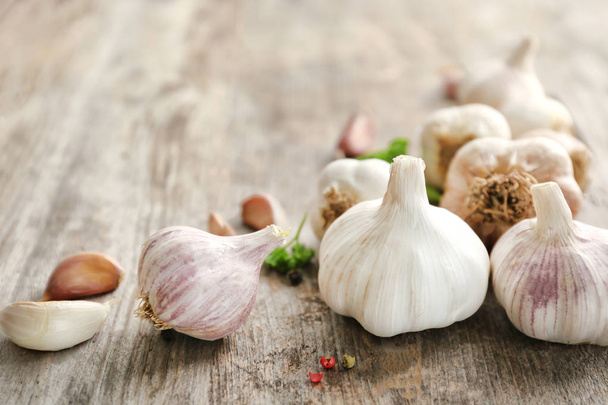 Fresh garlic on wooden table - Foto, afbeelding