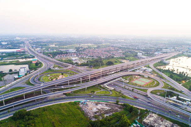 Intersección tráfico carretera vista aérea en el transporte matutino industrail
 - Foto, Imagen