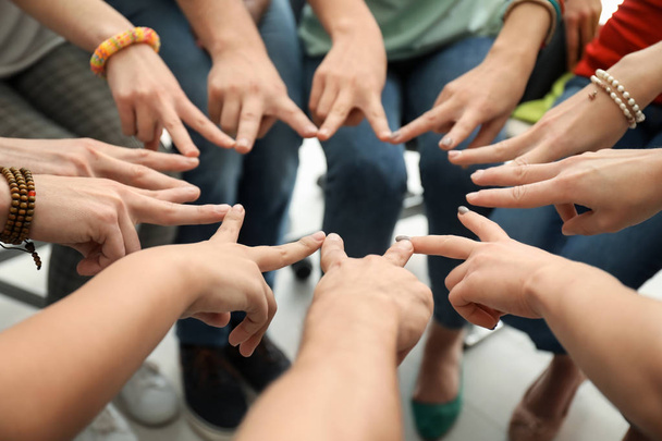 Lidé uvedení ruce dohromady jako symbol jednoty - Fotografie, Obrázek