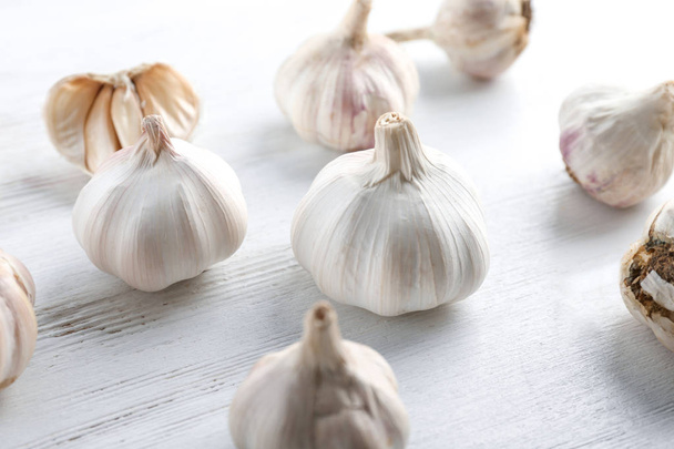 Fresh garlic heads on white wooden  background - Foto, imagen