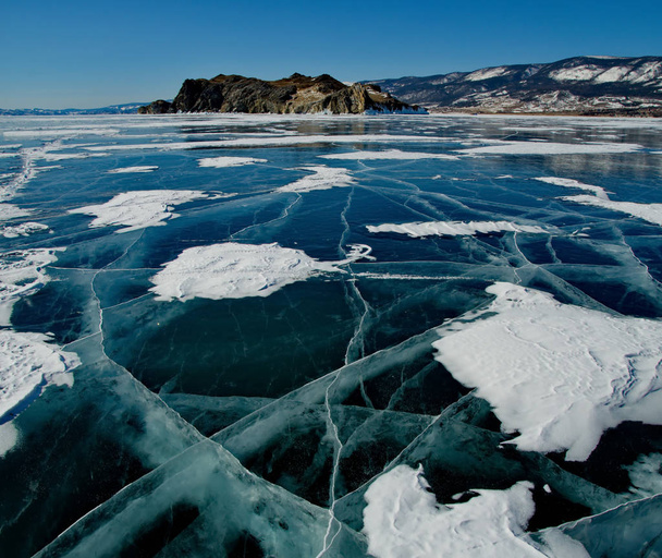 Russia. The unique beauty of transparent ice of lake Baikal. - Foto, Bild