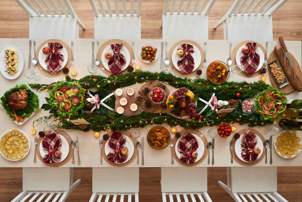 Μεγάλο τραπέζι διακοσμημένο για δείπνο των Χριστουγέννων, θέα από ψηλά - Φωτογραφία, εικόνα