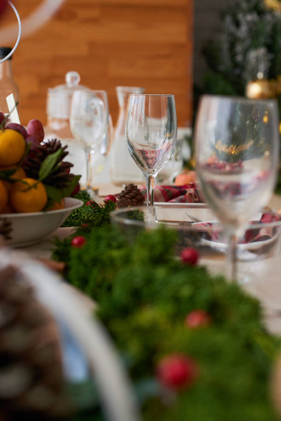 Üres borospohár, készen áll a karácsonyi vacsora asztalra - Fotó, kép