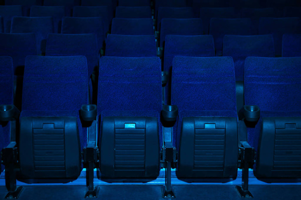 Üres moziban, kényelmes székekkel - Fotó, kép