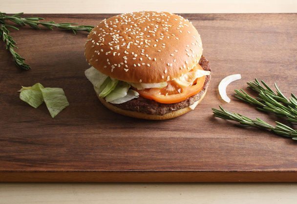 burger on a wooden background - Foto, afbeelding