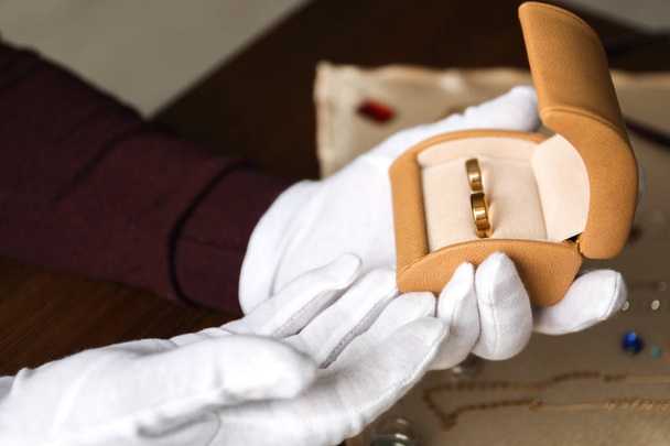 Jeweler holding box with rings, closeup - Foto, imagen